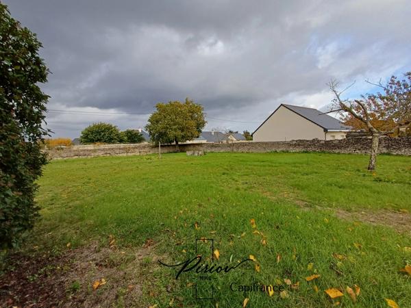 DOUE CENTRE - Terrain constructible 1000 m², partiellement clos de murs