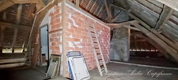 Proche de Charolles, maison de type Brionnaise 7 pièces, 135 m², sur terrain de 5 000 m², avec dépendances