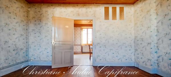 Proche de Charolles, maison de type Brionnaise 7 pièces, 135 m², sur terrain de 5 000 m², avec dépendances