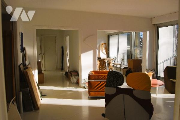 GRAND APPARTEMENT EN RDC 111 m2 - 5 pièces traversant, 3 balcons sud, parking libre, cave