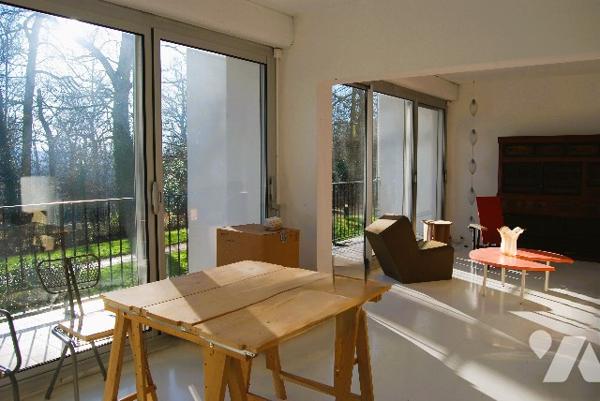 GRAND APPARTEMENT EN RDC 111 m2 - 5 pièces traversant, 3 balcons sud, parking libre, cave