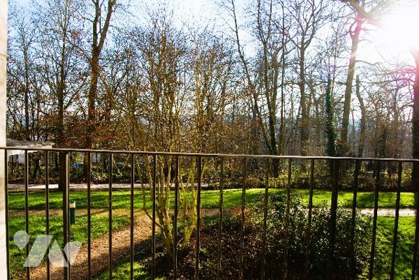 GRAND APPARTEMENT EN RDC 111 m2 - 5 pièces traversant, 3 balcons sud, parking libre, cave