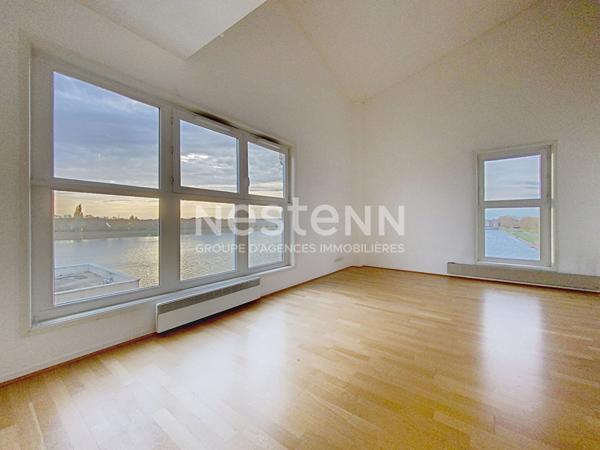 A VENDRE ! Duplex dernier étage Voisins Le Bretonneux 5 pièces 117.82 m², 4 places de parking et 1 cave.
