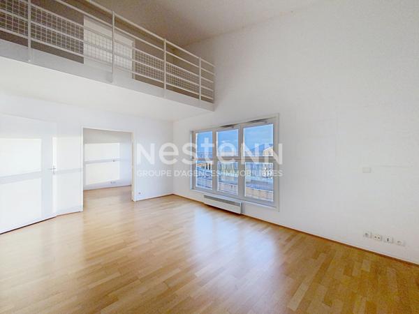 A VENDRE ! Duplex dernier étage Voisins Le Bretonneux 5 pièces 117.82 m², 4 places de parking et 1 cave.