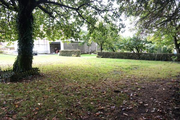 MAISON avec 1600 m2 de terrain constructible