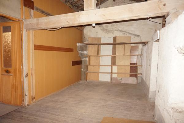 MAISON avec 1600 m2 de terrain constructible