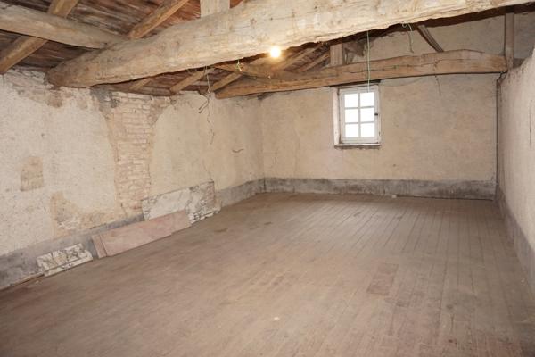 MAISON avec 1600 m2 de terrain constructible