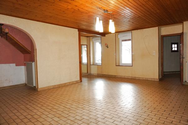 MAISON avec 1600 m2 de terrain constructible