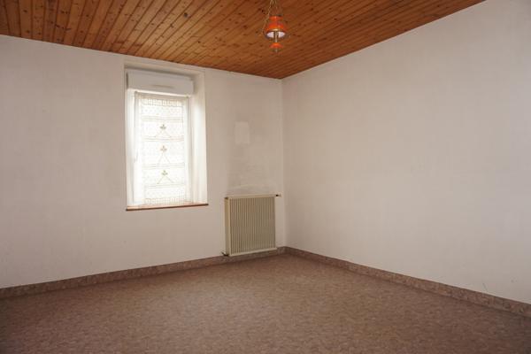 MAISON avec 1600 m2 de terrain constructible