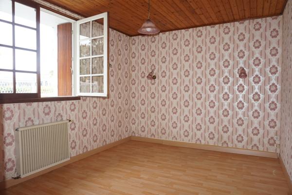 MAISON avec 1600 m2 de terrain constructible