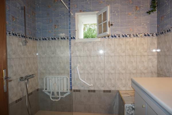 MAISON avec 1600 m2 de terrain constructible