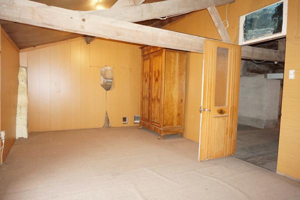 MAISON avec 1600 m2 de terrain constructible