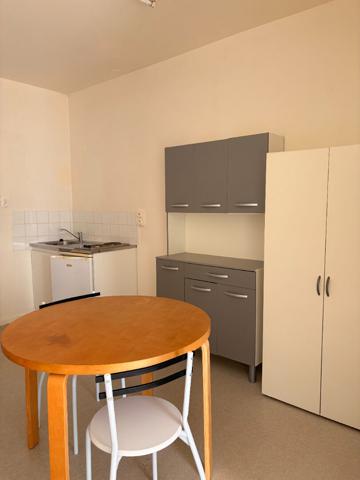 A LOUER STUDIO MEUBLE PROCHE CENTRE VILE DE ST QUENTIN 02100.