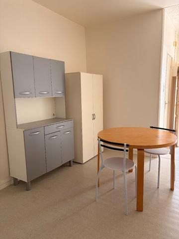 A LOUER STUDIO MEUBLE PROCHE CENTRE VILE DE ST QUENTIN 02100.