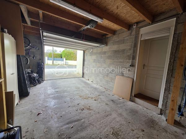 À Savigny-le-Temple (77176), 10 Allée du Plessis, découvrez cette maison individuelle de type F6, édifiée sur une parcelle cadastrée de 428 m².

La maison se compose au rez-de-chaussée d’une entrée, d’une cuisine aménagée, d’un séjour, d’un WC et d’une salle d’eau. Elle bénéficie également de deux garages.
À l’étage, l’espace nuit comprend quatre chambres, un dégagement, une salle de bains ainsi que des placards.
À l’extérieur, la propriété dispose d’un jardin, offrant un espace appréciable pour profiter des beaux jours avec une terrasse de 28m².

Les atouts : maison individuelle, 4 chambres, salle d’eau + salle de bains, nombreux rangements, 2 garages, jardin et la possibilité pour une dépendance depuis l'accès garage.

Une maison familiale offrant de beaux volumes et une configuration fonctionnelle, à découvrir à Savigny-le-Temple.