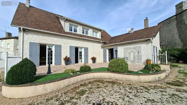 Achat - Propriété Nueil-les-Aubiers 79250 10 pièces 193 m 2 2200 m 2