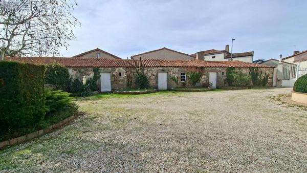Achat - Propriété Nueil-les-Aubiers 79250 10 pièces 193 m 2 2200 m 2