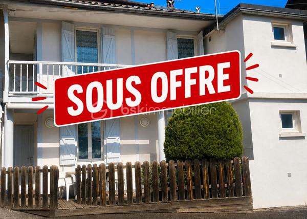 À Bagnères-de-Bigorre, découvrez cette maison de 46 m² sur deux niveaux, bénéficiant d’une terrasse et d’un balcon.

Au rez-de-chaussée, elle se compose d’une cuisine, d’un salon, d’un cellier et d’une salle d’eau. La terrasse offre un espace extérieur agréable dans le prolongement de la maison.

À l’étage, vous trouverez une chambre, un bureau, une seconde salle d’eau ainsi qu’un balcon.

Une maison compacte et fonctionnelle, avec des espaces bien répartis sur deux niveaux et le confort appréciable de deux salles d’eau et deux espaces extérieurs.