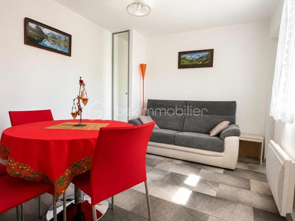 À Bagnères-de-Bigorre, découvrez cette maison de 46 m² sur deux niveaux, bénéficiant d’une terrasse et d’un balcon.

Au rez-de-chaussée, elle se compose d’une cuisine, d’un salon, d’un cellier et d’une salle d’eau. La terrasse offre un espace extérieur agréable dans le prolongement de la maison.

À l’étage, vous trouverez une chambre, un bureau, une seconde salle d’eau ainsi qu’un balcon.

Une maison compacte et fonctionnelle, avec des espaces bien répartis sur deux niveaux et le confort appréciable de deux salles d’eau et deux espaces extérieurs.