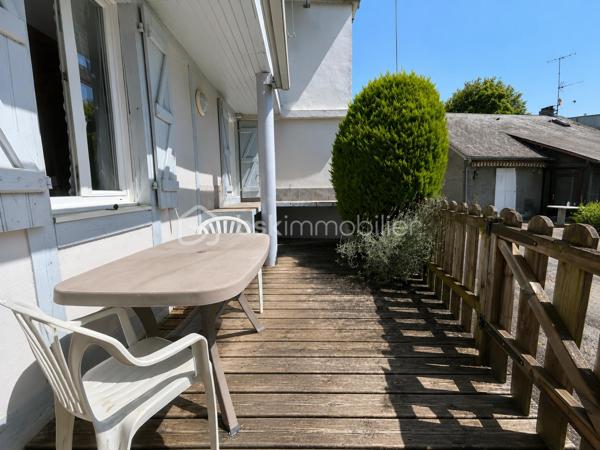 À Bagnères-de-Bigorre, découvrez cette maison de 46 m² sur deux niveaux, bénéficiant d’une terrasse et d’un balcon.

Au rez-de-chaussée, elle se compose d’une cuisine, d’un salon, d’un cellier et d’une salle d’eau. La terrasse offre un espace extérieur agréable dans le prolongement de la maison.

À l’étage, vous trouverez une chambre, un bureau, une seconde salle d’eau ainsi qu’un balcon.

Une maison compacte et fonctionnelle, avec des espaces bien répartis sur deux niveaux et le confort appréciable de deux salles d’eau et deux espaces extérieurs.