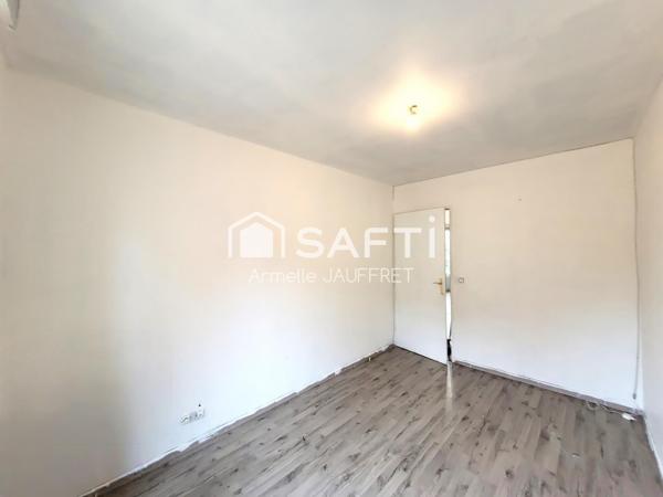 Petite résidence calme en centre ville du village