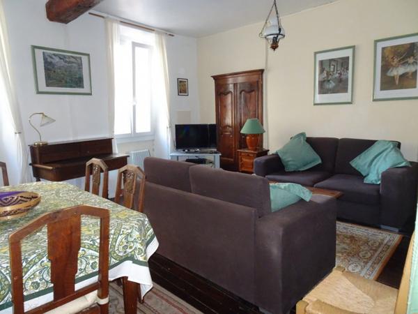 Maison de caractère en pierres rénovée 6 pièces avec terrasse