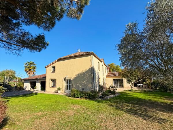 Dpt Gers (32), à vendre AIRE SUR L'ADOUR PROCHE maison ancienne en pierres entièrement rénovée T5 de 160 m² habitables + terrasses et grand double garage sur 1592 m² de terrain, au calme