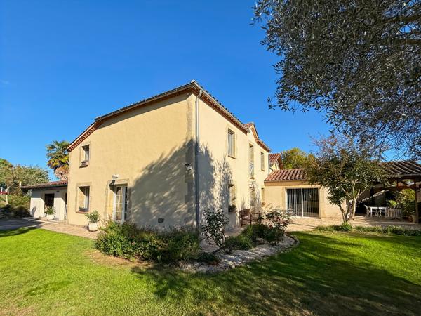 Dpt Gers (32), à vendre AIRE SUR L'ADOUR PROCHE maison ancienne en pierres entièrement rénovée T5 de 160 m² habitables + terrasses et grand double garage sur 1592 m² de terrain, au calme