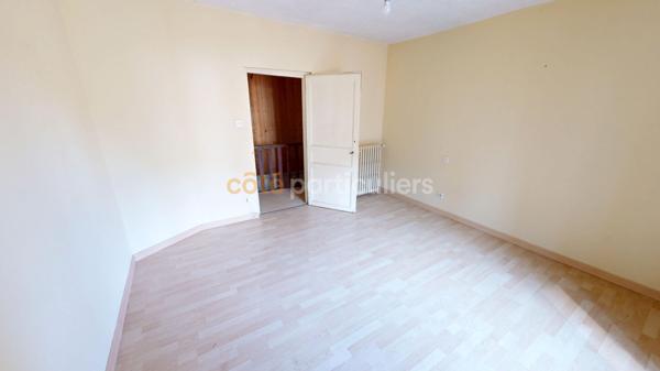 Vente
                Immeuble148 m² - 6 Pièces -
                    MORTAGNE SUR SEVRE (85290)