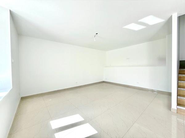 À VENDRE : MAISON ENTIÈREMENT RÉNOVÉE AVEC EXTÉRIEUR