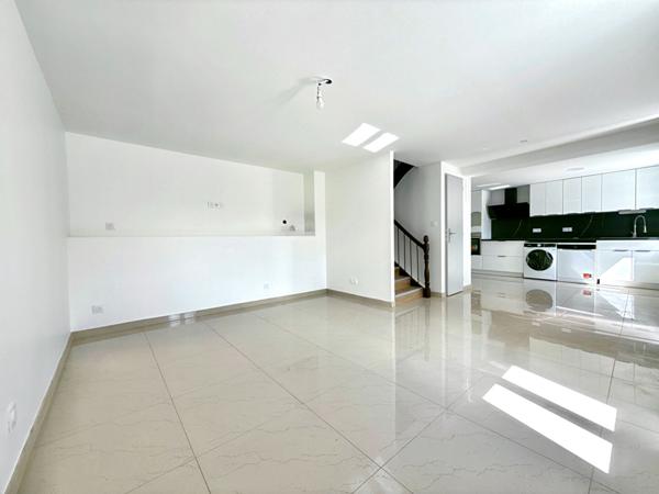 À VENDRE : MAISON ENTIÈREMENT RÉNOVÉE AVEC EXTÉRIEUR