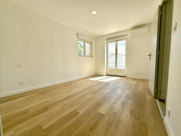 À VENDRE : MAISON ENTIÈREMENT RÉNOVÉE AVEC EXTÉRIEUR