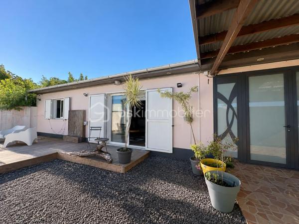 COUP DE CŒUR ASSURÉ - MAISON F3 + DÉPENDANCE LOCATIVE - CENTRE-VILLE DE SAINT-PHILIPPE

Imaginez une propriété où tout a déjà été pensé pour votre confort : aucun vis-à-vis, un terrain entièrement clos, et un emplacement en plein centre-ville de Saint-Philippe, à deux pas de toutes les commodités. Et pour les investisseurs comme pour les familles, un vrai plus : une dépendance indépendante, prête à générer un revenu locatif dès votre installation.

Édifiée en 2012 sur une parcelle close de 300 m², sécurisée par un grand portail électrique, cette maison F3 de 100 m² habitable a été conçue pour la vie en famille comme pour les moments de détente entre proches.

Dès l'entrée, la véranda de 25 m², en prolongation de la pièce de vie, pensé pour profiter du climat du Sud Sauvage à toute heure et toute l'année en famille et entre amis. La pièce de vie lumineuse est spacieuse avec une superficie de plus de 31 m² se prolonge par une cuisine aménagée ouverte sur le salon (11 m²). Deux chambres (12 et 13 m²) offrent un vrai espace de repos, dont une avec placard intégré en bois, climatisation et brasseur d'air. Côté sanitaires, une salle de douche à l'italienne avec wc (9 m²) et un wc séparé complètent des volumes pensés dans les moindres détails.

La maison est saine, la toiture en bon état général, et vous profiterez d'un chauffe-eau solaire ainsi que d'une fosse septique.

Un investissement locatif clé en main. La dépendance de 20 m², totalement indépendante, comprend une pièce de vie avec espace cuisine et chambre (15 m²) ainsi qu'une salle de douche à l'italienne avec wc (5 m²). De quoi accueillir un locataire, un saisonnier, ou simplement des proches en toute autonomie, sans empiéter sur votre intimité. Un vrai atout pour rentabiliser votre acquisition ou anticiper un complément de revenu régulier.

Des biens combinant emplacement central, absence de vis-à-vis et potentiel locatif intégré ne se présentent que rarement sur le marché. Ne laissez pas passer cette opportunité.

Contactez-moi, Eloïse Casotto Conseillère BSK Immobilier, au 06 92 08 16 38 ou par mail à ecasotto@bskimmobilier.com, dès aujourd'hui pour organiser votre visite.