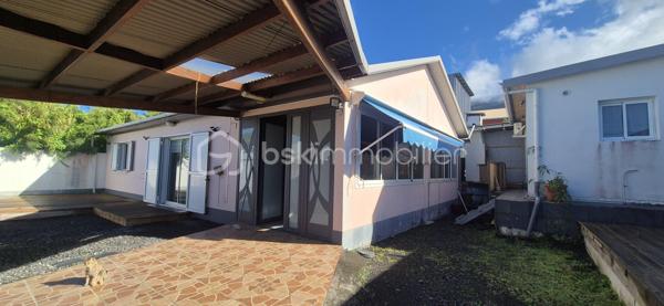 COUP DE CŒUR ASSURÉ - MAISON F3 + DÉPENDANCE LOCATIVE - CENTRE-VILLE DE SAINT-PHILIPPE

Imaginez une propriété où tout a déjà été pensé pour votre confort : aucun vis-à-vis, un terrain entièrement clos, et un emplacement en plein centre-ville de Saint-Philippe, à deux pas de toutes les commodités. Et pour les investisseurs comme pour les familles, un vrai plus : une dépendance indépendante, prête à générer un revenu locatif dès votre installation.

Édifiée en 2012 sur une parcelle close de 300 m², sécurisée par un grand portail électrique, cette maison F3 de 100 m² habitable a été conçue pour la vie en famille comme pour les moments de détente entre proches.

Dès l'entrée, la véranda de 25 m², en prolongation de la pièce de vie, pensé pour profiter du climat du Sud Sauvage à toute heure et toute l'année en famille et entre amis. La pièce de vie lumineuse est spacieuse avec une superficie de plus de 31 m² se prolonge par une cuisine aménagée ouverte sur le salon (11 m²). Deux chambres (12 et 13 m²) offrent un vrai espace de repos, dont une avec placard intégré en bois, climatisation et brasseur d'air. Côté sanitaires, une salle de douche à l'italienne avec wc (9 m²) et un wc séparé complètent des volumes pensés dans les moindres détails.

La maison est saine, la toiture en bon état général, et vous profiterez d'un chauffe-eau solaire ainsi que d'une fosse septique.

Un investissement locatif clé en main. La dépendance de 20 m², totalement indépendante, comprend une pièce de vie avec espace cuisine et chambre (15 m²) ainsi qu'une salle de douche à l'italienne avec wc (5 m²). De quoi accueillir un locataire, un saisonnier, ou simplement des proches en toute autonomie, sans empiéter sur votre intimité. Un vrai atout pour rentabiliser votre acquisition ou anticiper un complément de revenu régulier.

Des biens combinant emplacement central, absence de vis-à-vis et potentiel locatif intégré ne se présentent que rarement sur le marché. Ne laissez pas passer cette opportunité.

Contactez-moi, Eloïse Casotto Conseillère BSK Immobilier, au 06 92 08 16 38 ou par mail à ecasotto@bskimmobilier.com, dès aujourd'hui pour organiser votre visite.
