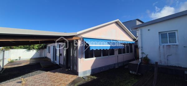 COUP DE CŒUR ASSURÉ - MAISON F3 + DÉPENDANCE LOCATIVE - CENTRE-VILLE DE SAINT-PHILIPPE

Imaginez une propriété où tout a déjà été pensé pour votre confort : aucun vis-à-vis, un terrain entièrement clos, et un emplacement en plein centre-ville de Saint-Philippe, à deux pas de toutes les commodités. Et pour les investisseurs comme pour les familles, un vrai plus : une dépendance indépendante, prête à générer un revenu locatif dès votre installation.

Édifiée en 2012 sur une parcelle close de 300 m², sécurisée par un grand portail électrique, cette maison F3 de 100 m² habitable a été conçue pour la vie en famille comme pour les moments de détente entre proches.

Dès l'entrée, la véranda de 25 m², en prolongation de la pièce de vie, pensé pour profiter du climat du Sud Sauvage à toute heure et toute l'année en famille et entre amis. La pièce de vie lumineuse est spacieuse avec une superficie de plus de 31 m² se prolonge par une cuisine aménagée ouverte sur le salon (11 m²). Deux chambres (12 et 13 m²) offrent un vrai espace de repos, dont une avec placard intégré en bois, climatisation et brasseur d'air. Côté sanitaires, une salle de douche à l'italienne avec wc (9 m²) et un wc séparé complètent des volumes pensés dans les moindres détails.

La maison est saine, la toiture en bon état général, et vous profiterez d'un chauffe-eau solaire ainsi que d'une fosse septique.

Un investissement locatif clé en main. La dépendance de 20 m², totalement indépendante, comprend une pièce de vie avec espace cuisine et chambre (15 m²) ainsi qu'une salle de douche à l'italienne avec wc (5 m²). De quoi accueillir un locataire, un saisonnier, ou simplement des proches en toute autonomie, sans empiéter sur votre intimité. Un vrai atout pour rentabiliser votre acquisition ou anticiper un complément de revenu régulier.

Des biens combinant emplacement central, absence de vis-à-vis et potentiel locatif intégré ne se présentent que rarement sur le marché. Ne laissez pas passer cette opportunité.

Contactez-moi, Eloïse Casotto Conseillère BSK Immobilier, au 06 92 08 16 38 ou par mail à ecasotto@bskimmobilier.com, dès aujourd'hui pour organiser votre visite.