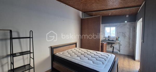 COUP DE CŒUR ASSURÉ - MAISON F3 + DÉPENDANCE LOCATIVE - CENTRE-VILLE DE SAINT-PHILIPPE

Imaginez une propriété où tout a déjà été pensé pour votre confort : aucun vis-à-vis, un terrain entièrement clos, et un emplacement en plein centre-ville de Saint-Philippe, à deux pas de toutes les commodités. Et pour les investisseurs comme pour les familles, un vrai plus : une dépendance indépendante, prête à générer un revenu locatif dès votre installation.

Édifiée en 2012 sur une parcelle close de 300 m², sécurisée par un grand portail électrique, cette maison F3 de 100 m² habitable a été conçue pour la vie en famille comme pour les moments de détente entre proches.

Dès l'entrée, la véranda de 25 m², en prolongation de la pièce de vie, pensé pour profiter du climat du Sud Sauvage à toute heure et toute l'année en famille et entre amis. La pièce de vie lumineuse est spacieuse avec une superficie de plus de 31 m² se prolonge par une cuisine aménagée ouverte sur le salon (11 m²). Deux chambres (12 et 13 m²) offrent un vrai espace de repos, dont une avec placard intégré en bois, climatisation et brasseur d'air. Côté sanitaires, une salle de douche à l'italienne avec wc (9 m²) et un wc séparé complètent des volumes pensés dans les moindres détails.

La maison est saine, la toiture en bon état général, et vous profiterez d'un chauffe-eau solaire ainsi que d'une fosse septique.

Un investissement locatif clé en main. La dépendance de 20 m², totalement indépendante, comprend une pièce de vie avec espace cuisine et chambre (15 m²) ainsi qu'une salle de douche à l'italienne avec wc (5 m²). De quoi accueillir un locataire, un saisonnier, ou simplement des proches en toute autonomie, sans empiéter sur votre intimité. Un vrai atout pour rentabiliser votre acquisition ou anticiper un complément de revenu régulier.

Des biens combinant emplacement central, absence de vis-à-vis et potentiel locatif intégré ne se présentent que rarement sur le marché. Ne laissez pas passer cette opportunité.

Contactez-moi, Eloïse Casotto Conseillère BSK Immobilier, au 06 92 08 16 38 ou par mail à ecasotto@bskimmobilier.com, dès aujourd'hui pour organiser votre visite.