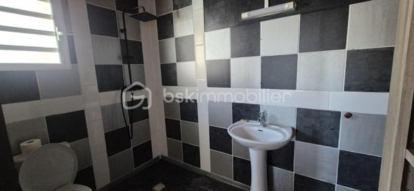 COUP DE CŒUR ASSURÉ - MAISON F3 + DÉPENDANCE LOCATIVE - CENTRE-VILLE DE SAINT-PHILIPPE

Imaginez une propriété où tout a déjà été pensé pour votre confort : aucun vis-à-vis, un terrain entièrement clos, et un emplacement en plein centre-ville de Saint-Philippe, à deux pas de toutes les commodités. Et pour les investisseurs comme pour les familles, un vrai plus : une dépendance indépendante, prête à générer un revenu locatif dès votre installation.

Édifiée en 2012 sur une parcelle close de 300 m², sécurisée par un grand portail électrique, cette maison F3 de 100 m² habitable a été conçue pour la vie en famille comme pour les moments de détente entre proches.

Dès l'entrée, la véranda de 25 m², en prolongation de la pièce de vie, pensé pour profiter du climat du Sud Sauvage à toute heure et toute l'année en famille et entre amis. La pièce de vie lumineuse est spacieuse avec une superficie de plus de 31 m² se prolonge par une cuisine aménagée ouverte sur le salon (11 m²). Deux chambres (12 et 13 m²) offrent un vrai espace de repos, dont une avec placard intégré en bois, climatisation et brasseur d'air. Côté sanitaires, une salle de douche à l'italienne avec wc (9 m²) et un wc séparé complètent des volumes pensés dans les moindres détails.

La maison est saine, la toiture en bon état général, et vous profiterez d'un chauffe-eau solaire ainsi que d'une fosse septique.

Un investissement locatif clé en main. La dépendance de 20 m², totalement indépendante, comprend une pièce de vie avec espace cuisine et chambre (15 m²) ainsi qu'une salle de douche à l'italienne avec wc (5 m²). De quoi accueillir un locataire, un saisonnier, ou simplement des proches en toute autonomie, sans empiéter sur votre intimité. Un vrai atout pour rentabiliser votre acquisition ou anticiper un complément de revenu régulier.

Des biens combinant emplacement central, absence de vis-à-vis et potentiel locatif intégré ne se présentent que rarement sur le marché. Ne laissez pas passer cette opportunité.

Contactez-moi, Eloïse Casotto Conseillère BSK Immobilier, au 06 92 08 16 38 ou par mail à ecasotto@bskimmobilier.com, dès aujourd'hui pour organiser votre visite.