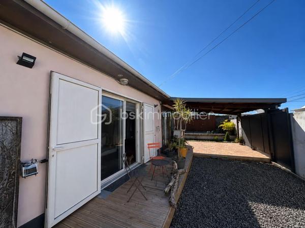 COUP DE CŒUR ASSURÉ - MAISON F3 + DÉPENDANCE LOCATIVE - CENTRE-VILLE DE SAINT-PHILIPPE

Imaginez une propriété où tout a déjà été pensé pour votre confort : aucun vis-à-vis, un terrain entièrement clos, et un emplacement en plein centre-ville de Saint-Philippe, à deux pas de toutes les commodités. Et pour les investisseurs comme pour les familles, un vrai plus : une dépendance indépendante, prête à générer un revenu locatif dès votre installation.

Édifiée en 2012 sur une parcelle close de 300 m², sécurisée par un grand portail électrique, cette maison F3 de 100 m² habitable a été conçue pour la vie en famille comme pour les moments de détente entre proches.

Dès l'entrée, la véranda de 25 m², en prolongation de la pièce de vie, pensé pour profiter du climat du Sud Sauvage à toute heure et toute l'année en famille et entre amis. La pièce de vie lumineuse est spacieuse avec une superficie de plus de 31 m² se prolonge par une cuisine aménagée ouverte sur le salon (11 m²). Deux chambres (12 et 13 m²) offrent un vrai espace de repos, dont une avec placard intégré en bois, climatisation et brasseur d'air. Côté sanitaires, une salle de douche à l'italienne avec wc (9 m²) et un wc séparé complètent des volumes pensés dans les moindres détails.

La maison est saine, la toiture en bon état général, et vous profiterez d'un chauffe-eau solaire ainsi que d'une fosse septique.

Un investissement locatif clé en main. La dépendance de 20 m², totalement indépendante, comprend une pièce de vie avec espace cuisine et chambre (15 m²) ainsi qu'une salle de douche à l'italienne avec wc (5 m²). De quoi accueillir un locataire, un saisonnier, ou simplement des proches en toute autonomie, sans empiéter sur votre intimité. Un vrai atout pour rentabiliser votre acquisition ou anticiper un complément de revenu régulier.

Des biens combinant emplacement central, absence de vis-à-vis et potentiel locatif intégré ne se présentent que rarement sur le marché. Ne laissez pas passer cette opportunité.

Contactez-moi, Eloïse Casotto Conseillère BSK Immobilier, au 06 92 08 16 38 ou par mail à ecasotto@bskimmobilier.com, dès aujourd'hui pour organiser votre visite.