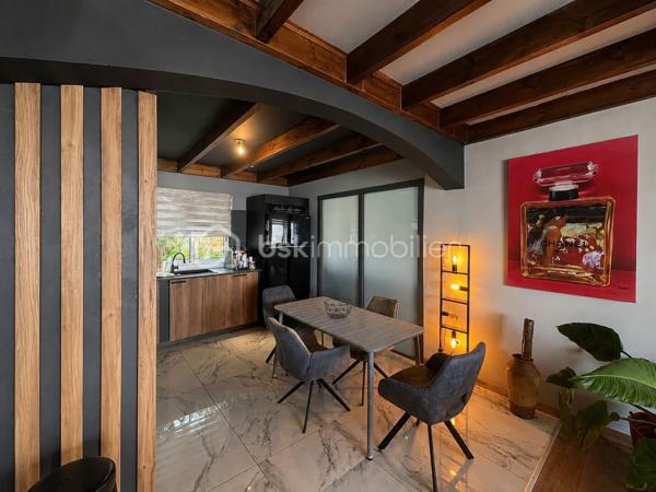 COUP DE CŒUR ASSURÉ - MAISON F3 + DÉPENDANCE LOCATIVE - CENTRE-VILLE DE SAINT-PHILIPPE

Imaginez une propriété où tout a déjà été pensé pour votre confort : aucun vis-à-vis, un terrain entièrement clos, et un emplacement en plein centre-ville de Saint-Philippe, à deux pas de toutes les commodités. Et pour les investisseurs comme pour les familles, un vrai plus : une dépendance indépendante, prête à générer un revenu locatif dès votre installation.

Édifiée en 2012 sur une parcelle close de 300 m², sécurisée par un grand portail électrique, cette maison F3 de 100 m² habitable a été conçue pour la vie en famille comme pour les moments de détente entre proches.

Dès l'entrée, la véranda de 25 m², en prolongation de la pièce de vie, pensé pour profiter du climat du Sud Sauvage à toute heure et toute l'année en famille et entre amis. La pièce de vie lumineuse est spacieuse avec une superficie de plus de 31 m² se prolonge par une cuisine aménagée ouverte sur le salon (11 m²). Deux chambres (12 et 13 m²) offrent un vrai espace de repos, dont une avec placard intégré en bois, climatisation et brasseur d'air. Côté sanitaires, une salle de douche à l'italienne avec wc (9 m²) et un wc séparé complètent des volumes pensés dans les moindres détails.

La maison est saine, la toiture en bon état général, et vous profiterez d'un chauffe-eau solaire ainsi que d'une fosse septique.

Un investissement locatif clé en main. La dépendance de 20 m², totalement indépendante, comprend une pièce de vie avec espace cuisine et chambre (15 m²) ainsi qu'une salle de douche à l'italienne avec wc (5 m²). De quoi accueillir un locataire, un saisonnier, ou simplement des proches en toute autonomie, sans empiéter sur votre intimité. Un vrai atout pour rentabiliser votre acquisition ou anticiper un complément de revenu régulier.

Des biens combinant emplacement central, absence de vis-à-vis et potentiel locatif intégré ne se présentent que rarement sur le marché. Ne laissez pas passer cette opportunité.

Contactez-moi, Eloïse Casotto Conseillère BSK Immobilier, au 06 92 08 16 38 ou par mail à ecasotto@bskimmobilier.com, dès aujourd'hui pour organiser votre visite.