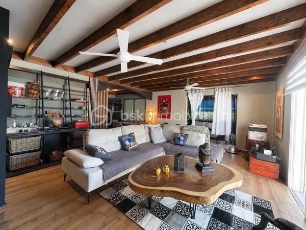 COUP DE CŒUR ASSURÉ - MAISON F3 + DÉPENDANCE LOCATIVE - CENTRE-VILLE DE SAINT-PHILIPPE

Imaginez une propriété où tout a déjà été pensé pour votre confort : aucun vis-à-vis, un terrain entièrement clos, et un emplacement en plein centre-ville de Saint-Philippe, à deux pas de toutes les commodités. Et pour les investisseurs comme pour les familles, un vrai plus : une dépendance indépendante, prête à générer un revenu locatif dès votre installation.

Édifiée en 2012 sur une parcelle close de 300 m², sécurisée par un grand portail électrique, cette maison F3 de 100 m² habitable a été conçue pour la vie en famille comme pour les moments de détente entre proches.

Dès l'entrée, la véranda de 25 m², en prolongation de la pièce de vie, pensé pour profiter du climat du Sud Sauvage à toute heure et toute l'année en famille et entre amis. La pièce de vie lumineuse est spacieuse avec une superficie de plus de 31 m² se prolonge par une cuisine aménagée ouverte sur le salon (11 m²). Deux chambres (12 et 13 m²) offrent un vrai espace de repos, dont une avec placard intégré en bois, climatisation et brasseur d'air. Côté sanitaires, une salle de douche à l'italienne avec wc (9 m²) et un wc séparé complètent des volumes pensés dans les moindres détails.

La maison est saine, la toiture en bon état général, et vous profiterez d'un chauffe-eau solaire ainsi que d'une fosse septique.

Un investissement locatif clé en main. La dépendance de 20 m², totalement indépendante, comprend une pièce de vie avec espace cuisine et chambre (15 m²) ainsi qu'une salle de douche à l'italienne avec wc (5 m²). De quoi accueillir un locataire, un saisonnier, ou simplement des proches en toute autonomie, sans empiéter sur votre intimité. Un vrai atout pour rentabiliser votre acquisition ou anticiper un complément de revenu régulier.

Des biens combinant emplacement central, absence de vis-à-vis et potentiel locatif intégré ne se présentent que rarement sur le marché. Ne laissez pas passer cette opportunité.

Contactez-moi, Eloïse Casotto Conseillère BSK Immobilier, au 06 92 08 16 38 ou par mail à ecasotto@bskimmobilier.com, dès aujourd'hui pour organiser votre visite.