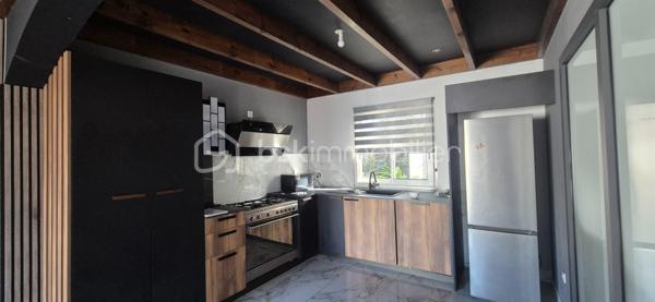 COUP DE CŒUR ASSURÉ - MAISON F3 + DÉPENDANCE LOCATIVE - CENTRE-VILLE DE SAINT-PHILIPPE

Imaginez une propriété où tout a déjà été pensé pour votre confort : aucun vis-à-vis, un terrain entièrement clos, et un emplacement en plein centre-ville de Saint-Philippe, à deux pas de toutes les commodités. Et pour les investisseurs comme pour les familles, un vrai plus : une dépendance indépendante, prête à générer un revenu locatif dès votre installation.

Édifiée en 2012 sur une parcelle close de 300 m², sécurisée par un grand portail électrique, cette maison F3 de 100 m² habitable a été conçue pour la vie en famille comme pour les moments de détente entre proches.

Dès l'entrée, la véranda de 25 m², en prolongation de la pièce de vie, pensé pour profiter du climat du Sud Sauvage à toute heure et toute l'année en famille et entre amis. La pièce de vie lumineuse est spacieuse avec une superficie de plus de 31 m² se prolonge par une cuisine aménagée ouverte sur le salon (11 m²). Deux chambres (12 et 13 m²) offrent un vrai espace de repos, dont une avec placard intégré en bois, climatisation et brasseur d'air. Côté sanitaires, une salle de douche à l'italienne avec wc (9 m²) et un wc séparé complètent des volumes pensés dans les moindres détails.

La maison est saine, la toiture en bon état général, et vous profiterez d'un chauffe-eau solaire ainsi que d'une fosse septique.

Un investissement locatif clé en main. La dépendance de 20 m², totalement indépendante, comprend une pièce de vie avec espace cuisine et chambre (15 m²) ainsi qu'une salle de douche à l'italienne avec wc (5 m²). De quoi accueillir un locataire, un saisonnier, ou simplement des proches en toute autonomie, sans empiéter sur votre intimité. Un vrai atout pour rentabiliser votre acquisition ou anticiper un complément de revenu régulier.

Des biens combinant emplacement central, absence de vis-à-vis et potentiel locatif intégré ne se présentent que rarement sur le marché. Ne laissez pas passer cette opportunité.

Contactez-moi, Eloïse Casotto Conseillère BSK Immobilier, au 06 92 08 16 38 ou par mail à ecasotto@bskimmobilier.com, dès aujourd'hui pour organiser votre visite.