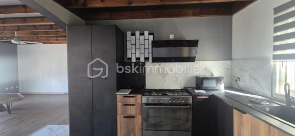 COUP DE CŒUR ASSURÉ - MAISON F3 + DÉPENDANCE LOCATIVE - CENTRE-VILLE DE SAINT-PHILIPPE

Imaginez une propriété où tout a déjà été pensé pour votre confort : aucun vis-à-vis, un terrain entièrement clos, et un emplacement en plein centre-ville de Saint-Philippe, à deux pas de toutes les commodités. Et pour les investisseurs comme pour les familles, un vrai plus : une dépendance indépendante, prête à générer un revenu locatif dès votre installation.

Édifiée en 2012 sur une parcelle close de 300 m², sécurisée par un grand portail électrique, cette maison F3 de 100 m² habitable a été conçue pour la vie en famille comme pour les moments de détente entre proches.

Dès l'entrée, la véranda de 25 m², en prolongation de la pièce de vie, pensé pour profiter du climat du Sud Sauvage à toute heure et toute l'année en famille et entre amis. La pièce de vie lumineuse est spacieuse avec une superficie de plus de 31 m² se prolonge par une cuisine aménagée ouverte sur le salon (11 m²). Deux chambres (12 et 13 m²) offrent un vrai espace de repos, dont une avec placard intégré en bois, climatisation et brasseur d'air. Côté sanitaires, une salle de douche à l'italienne avec wc (9 m²) et un wc séparé complètent des volumes pensés dans les moindres détails.

La maison est saine, la toiture en bon état général, et vous profiterez d'un chauffe-eau solaire ainsi que d'une fosse septique.

Un investissement locatif clé en main. La dépendance de 20 m², totalement indépendante, comprend une pièce de vie avec espace cuisine et chambre (15 m²) ainsi qu'une salle de douche à l'italienne avec wc (5 m²). De quoi accueillir un locataire, un saisonnier, ou simplement des proches en toute autonomie, sans empiéter sur votre intimité. Un vrai atout pour rentabiliser votre acquisition ou anticiper un complément de revenu régulier.

Des biens combinant emplacement central, absence de vis-à-vis et potentiel locatif intégré ne se présentent que rarement sur le marché. Ne laissez pas passer cette opportunité.

Contactez-moi, Eloïse Casotto Conseillère BSK Immobilier, au 06 92 08 16 38 ou par mail à ecasotto@bskimmobilier.com, dès aujourd'hui pour organiser votre visite.