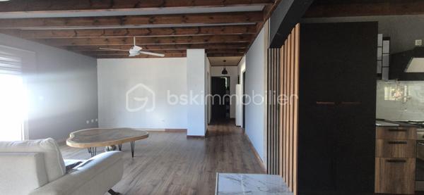 COUP DE CŒUR ASSURÉ - MAISON F3 + DÉPENDANCE LOCATIVE - CENTRE-VILLE DE SAINT-PHILIPPE

Imaginez une propriété où tout a déjà été pensé pour votre confort : aucun vis-à-vis, un terrain entièrement clos, et un emplacement en plein centre-ville de Saint-Philippe, à deux pas de toutes les commodités. Et pour les investisseurs comme pour les familles, un vrai plus : une dépendance indépendante, prête à générer un revenu locatif dès votre installation.

Édifiée en 2012 sur une parcelle close de 300 m², sécurisée par un grand portail électrique, cette maison F3 de 100 m² habitable a été conçue pour la vie en famille comme pour les moments de détente entre proches.

Dès l'entrée, la véranda de 25 m², en prolongation de la pièce de vie, pensé pour profiter du climat du Sud Sauvage à toute heure et toute l'année en famille et entre amis. La pièce de vie lumineuse est spacieuse avec une superficie de plus de 31 m² se prolonge par une cuisine aménagée ouverte sur le salon (11 m²). Deux chambres (12 et 13 m²) offrent un vrai espace de repos, dont une avec placard intégré en bois, climatisation et brasseur d'air. Côté sanitaires, une salle de douche à l'italienne avec wc (9 m²) et un wc séparé complètent des volumes pensés dans les moindres détails.

La maison est saine, la toiture en bon état général, et vous profiterez d'un chauffe-eau solaire ainsi que d'une fosse septique.

Un investissement locatif clé en main. La dépendance de 20 m², totalement indépendante, comprend une pièce de vie avec espace cuisine et chambre (15 m²) ainsi qu'une salle de douche à l'italienne avec wc (5 m²). De quoi accueillir un locataire, un saisonnier, ou simplement des proches en toute autonomie, sans empiéter sur votre intimité. Un vrai atout pour rentabiliser votre acquisition ou anticiper un complément de revenu régulier.

Des biens combinant emplacement central, absence de vis-à-vis et potentiel locatif intégré ne se présentent que rarement sur le marché. Ne laissez pas passer cette opportunité.

Contactez-moi, Eloïse Casotto Conseillère BSK Immobilier, au 06 92 08 16 38 ou par mail à ecasotto@bskimmobilier.com, dès aujourd'hui pour organiser votre visite.