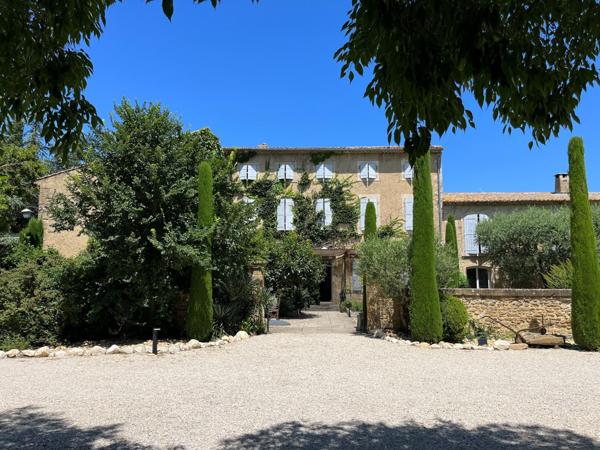 A DECOUVRIR EN EXCLUSIVITE, VERITABLE COUP DE COEUR POUR CE MAS PROVENCAL DU 18 EME SIECLE SITUE A ENTRAIGUES SUR LA SORGUE