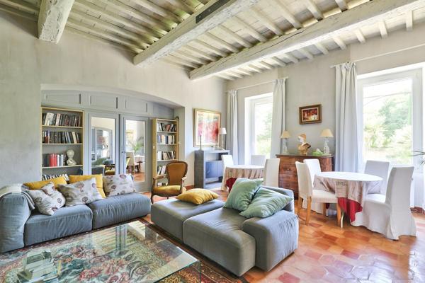 A DECOUVRIR EN EXCLUSIVITE, VERITABLE COUP DE COEUR POUR CE MAS PROVENCAL DU 18 EME SIECLE SITUE A ENTRAIGUES SUR LA SORGUE