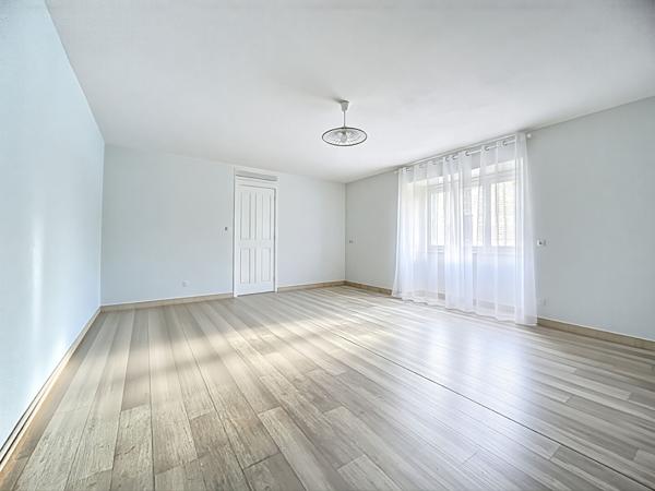 Maison avec garage et jardin