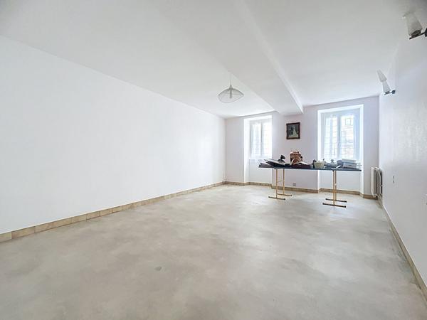 Maison avec garage et jardin