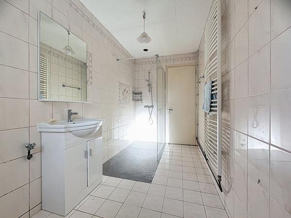 Maison avec garage et jardin