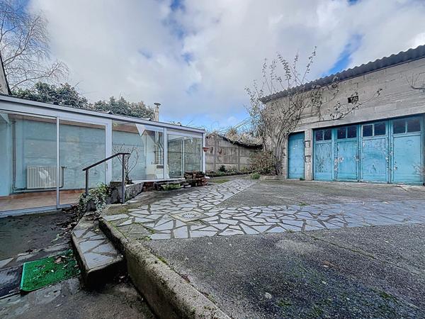 Maison avec garage et jardin