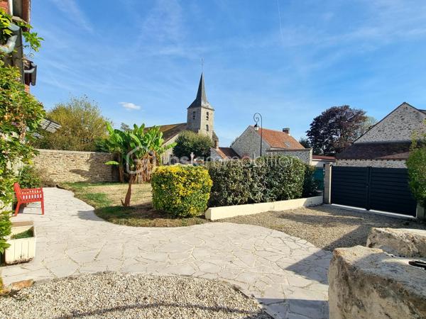 EXCLUSIVITÉ ! Coup de cœur ! Laissez-vous séduire par cette jolie briarde rénovée au goût du jour !

Située dans un village paisible à seulement 3 km de NANGIS (commerces, commodités et gare SNCF ligne P) et 8 km de MORMANT.

Venez découvrir SANS TARDER cette maison en pierre lumineuse d’une surface au sol d'environ 120 m² (103 m²).
Elle vous offre au rez-de-chaussée une vaste entrée avec rangement, une belle pièce de vie d'environ 41 m² avec cuisine aménagée et équipée ouverte sur un salon-séjour agrémenté d’une une cheminée avec insert, une salle d'eau cosy bien aménagée, une buanderie et un WC indépendant. 
À l’étage vous disposerez d'une salle de bains avec WC, d’une chambre d’appoint (idéale pour un enfant, un bureau ou pour une chambre d'amis), d’une pièce palière avec rangements desservant deux chambres avec placards.

À l'extérieur vous profiterez d'un joli jardin arboré entièrement clos avec un puits, un garage, deux abris de jardin, un espace potager ainsi que deux terrasses dont une sur l'avant et la seconde sur l'arrière de la maison. 
Le tout édifié sur un terrain de 1280 m².

Tout-à-l’égout. Chauffage gaz et bois.

Les ++ FIBRE raccordée, cuisine de 2022, fenêtres PVC double vitrage oscillo-battantes, possibilité de stationner plusieurs véhicules !!!

Une visite s'impose !

N'hésitez pas à contacter Cindy & Julien LUCIANI au 06 52 02 47 33, pour tout renseignement complémentaire !